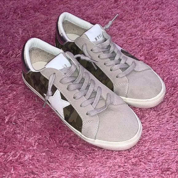 Steve Madden Star Army Fatigue Camo Sneakers - Picture 1 of 8